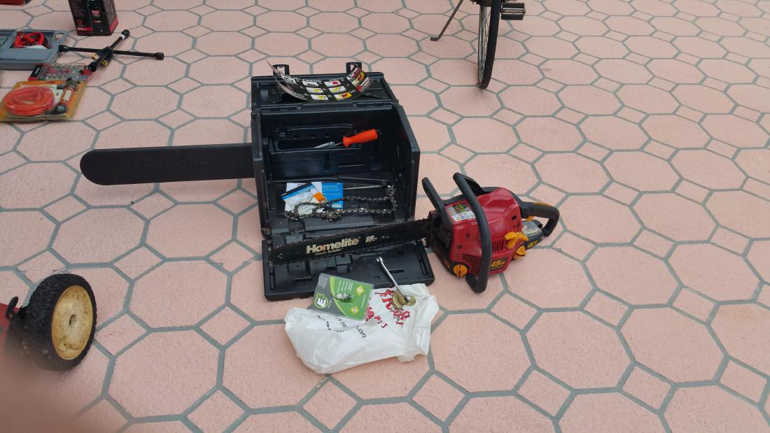 HOMELITE 18 INCH CHAINSAW 45 cc GAS (1 of 5)