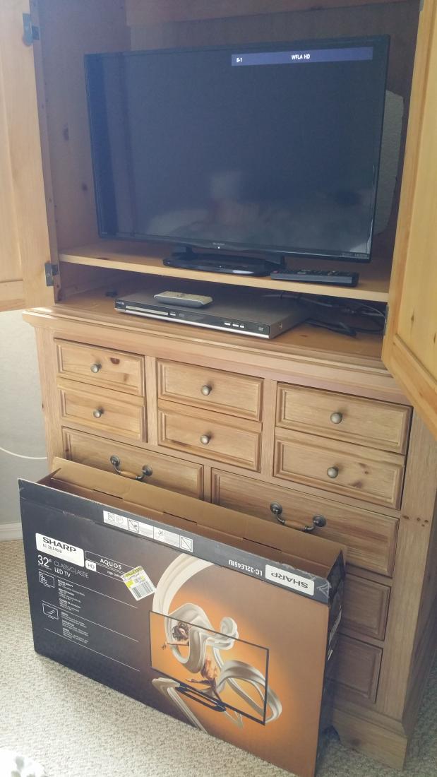 32 INCH SHARP AQUOS LED TELEVISION, DOLBY DVD VIDEO (1 of 5)