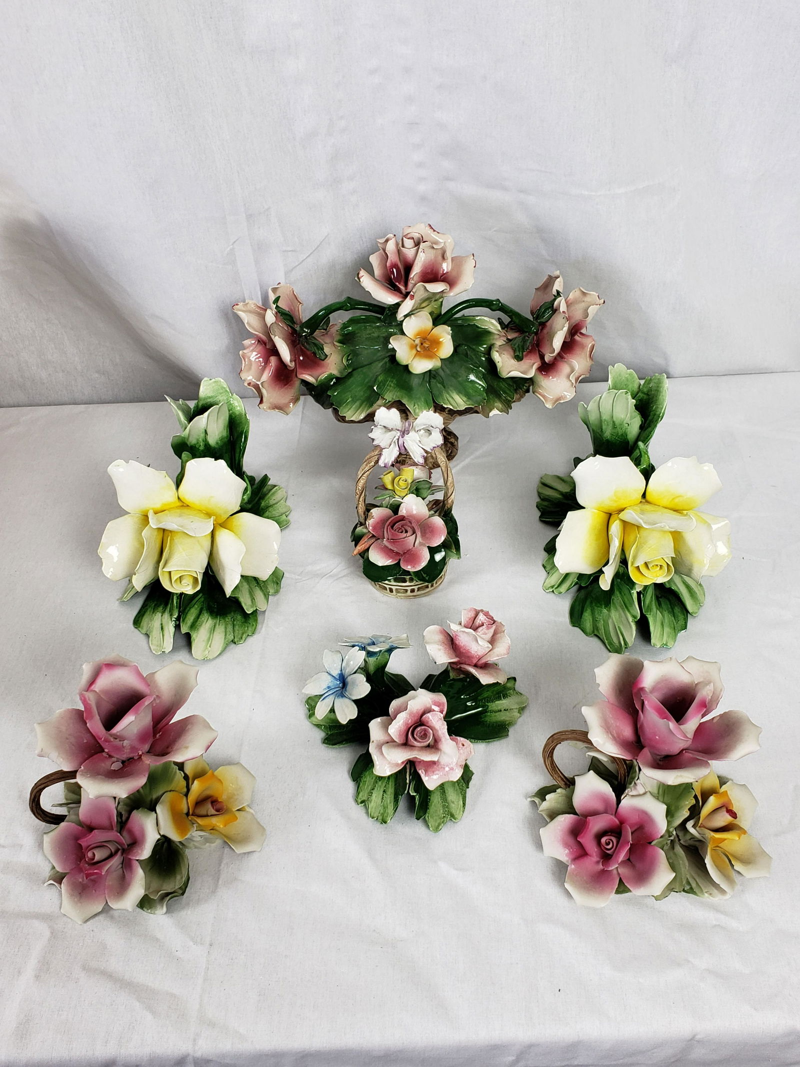 Capodimonte Lot: Capodimonte Lot, numerous pieces, various sizes and conditions.