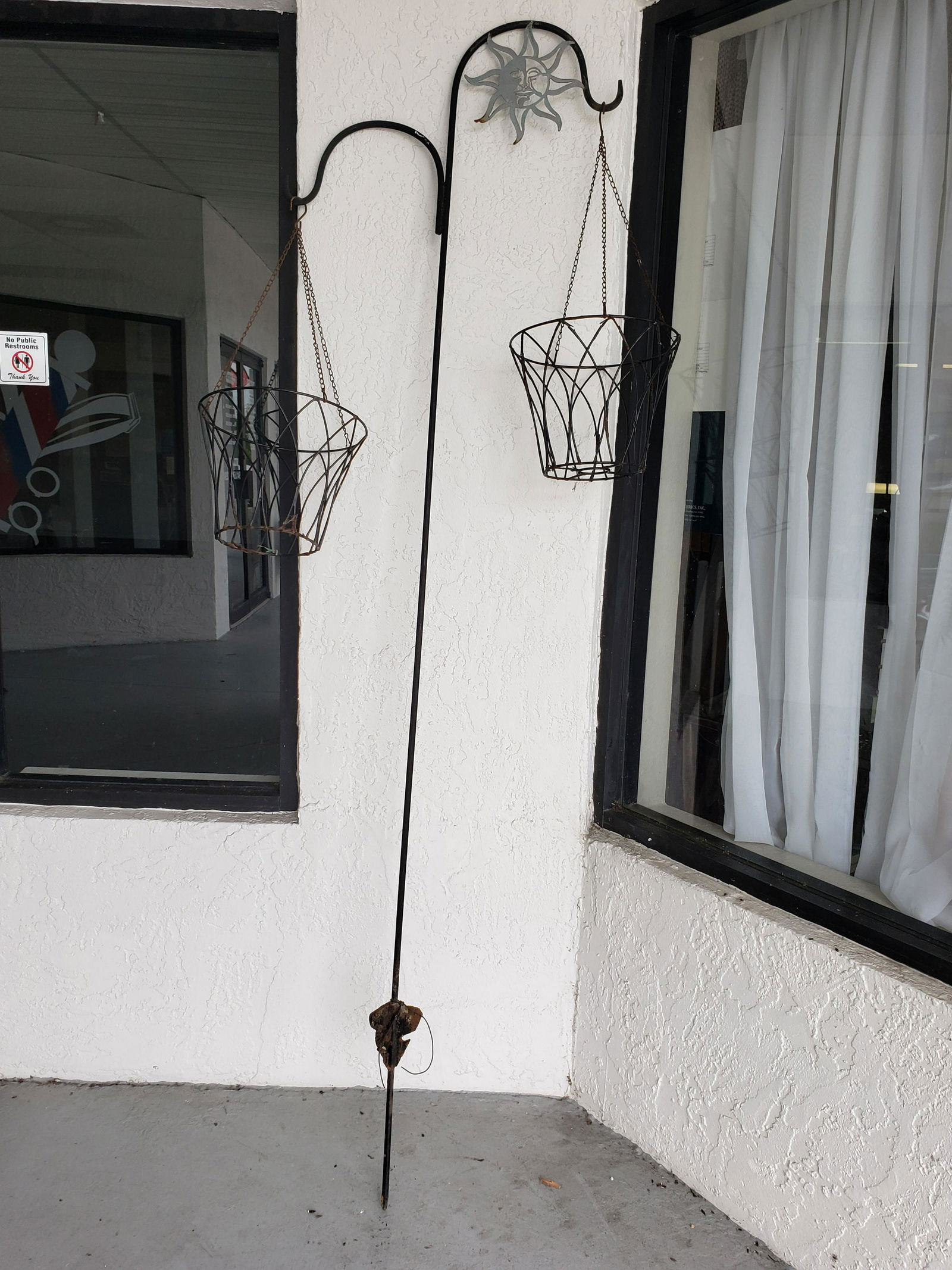 Shepard Hook Iron Planter (1 of 5)