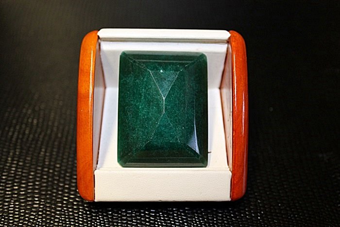 Beautiful Baguette Shape Colombian Emerald Stone.: Beautiful Baguette Shape Colombian Emerald Stone. Approx total weight 360.