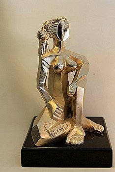 Picasso Bronze Sculpture - Seated Woman: Beautiful bronzeIn our opinion a work from he artist's model, originating in the hiscricle and cast during his lifetime or shortly thereafter, in the manner of, Picasso sculpture, "Seated Woman". Gold