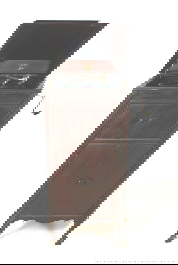 Columbia Grafanola Record Player in Mahogany Cabin: Columbia Grafanola Record Player in Mahogany Cabinet. Working Condition. 44.5"H X 21.5"W X 19"D. Please inquire for more information on this item. Condition reports available upon request. All items s