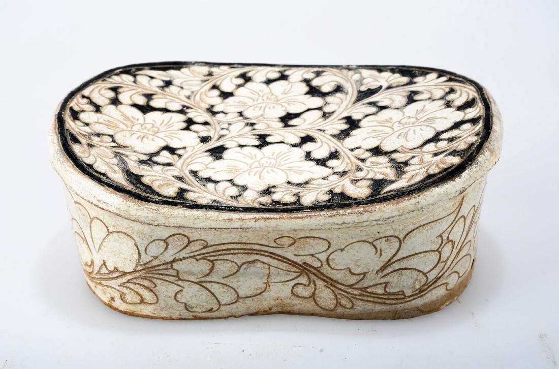A CIZHOU KILN PORCELAIN FLOWERS PATTERN PILLOW.C295. (1 of 7)