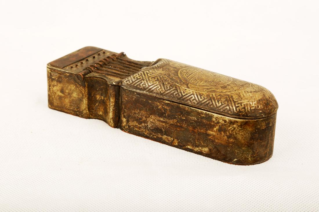 A GUQIN SHAPE BRONZE BOX WITH THE BASE MARKED WITH RONG (1 of 6)