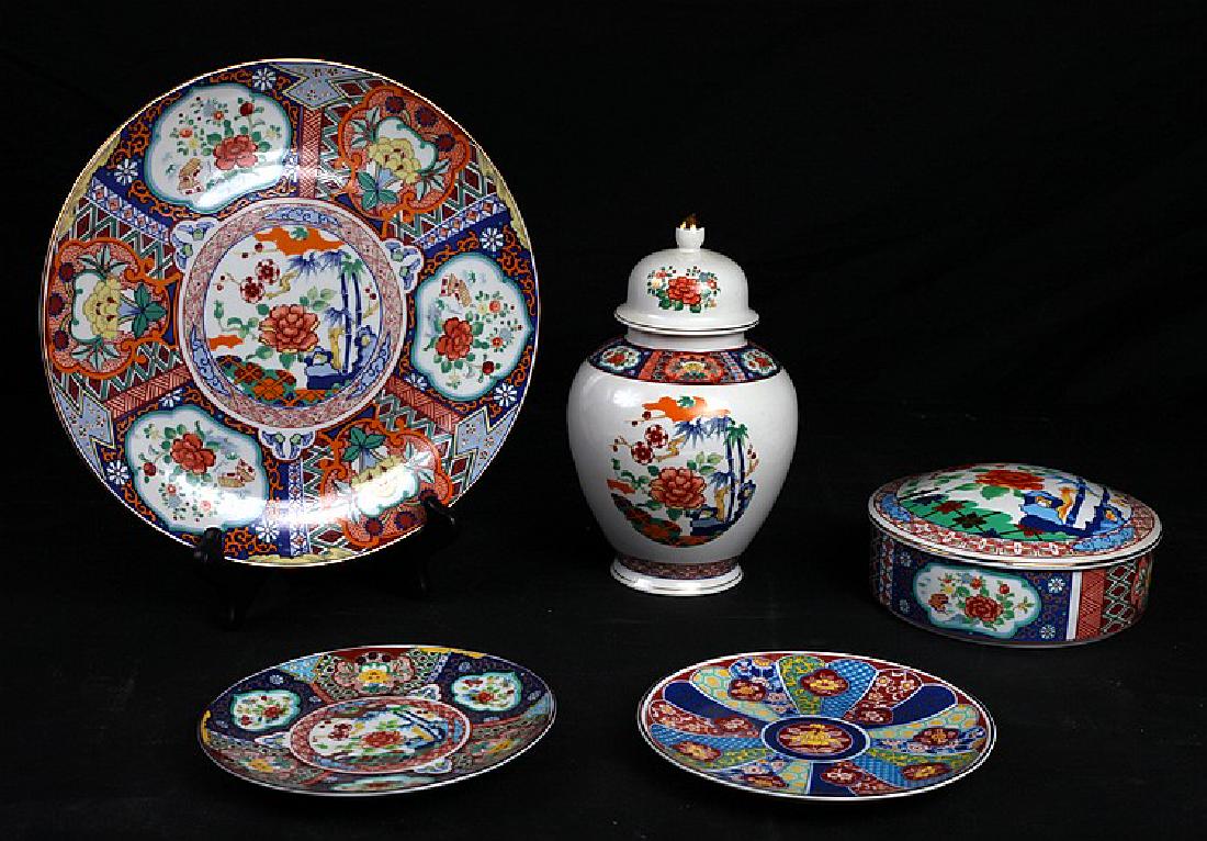 5 PIECE JAPANESE IMARI WARES.: 5 PIECE JAPANESE IMARI WARES. Includes covered ginger jar, covered round dish, two small wall plaque plates and one large plate. Minor wear to edges, otherwise very good condition. Measure: ginger jar
