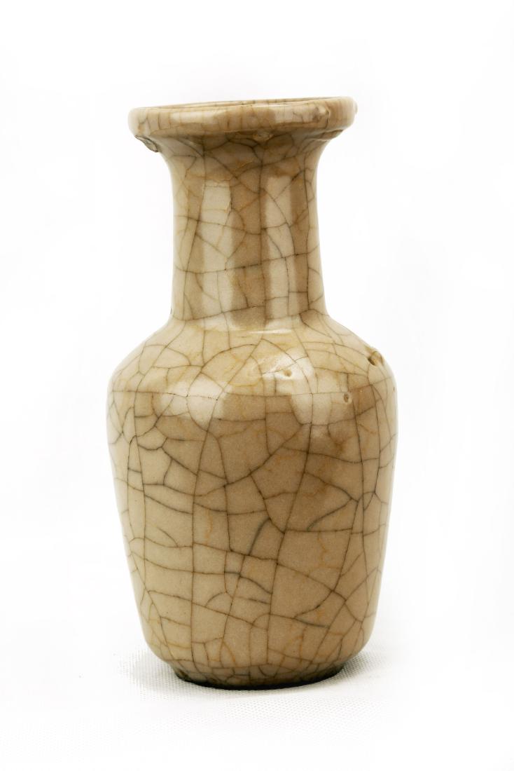 A GE-TYPE CELADON VASE.C328. (1 of 4)