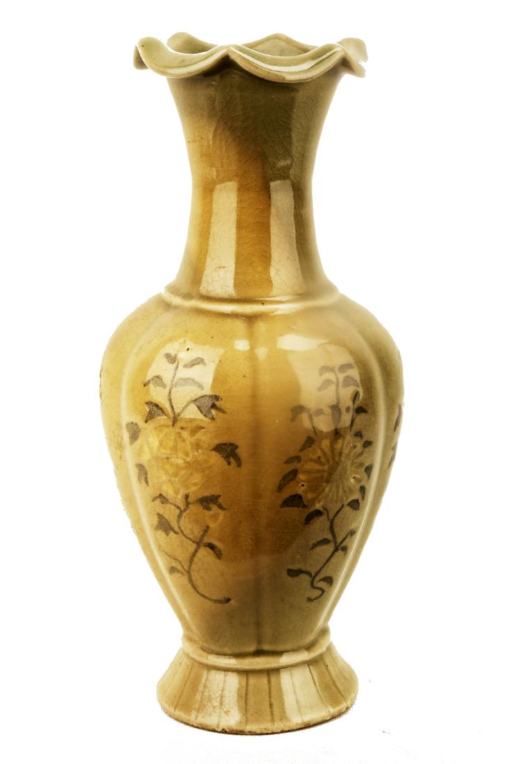 A LONGQUAN CELADON VASE.C318. (1 of 4)