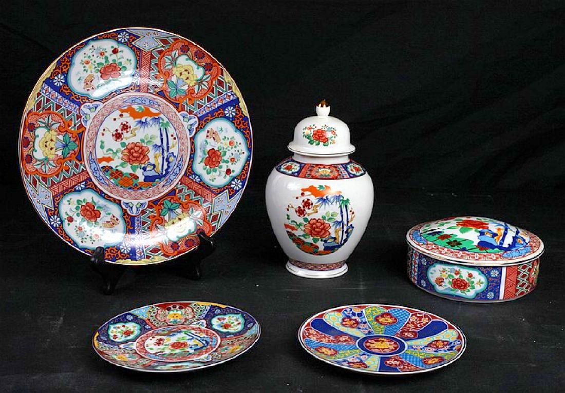 5 PIECE JAPANESE IMARI WARES.: 5 PIECE JAPANESE IMARI WARES. Includes covered ginger jar, covered round dish, two small wall plaque plates and one large plate. Minor wear to edges, otherwise very good condition. Measure: ginger jar