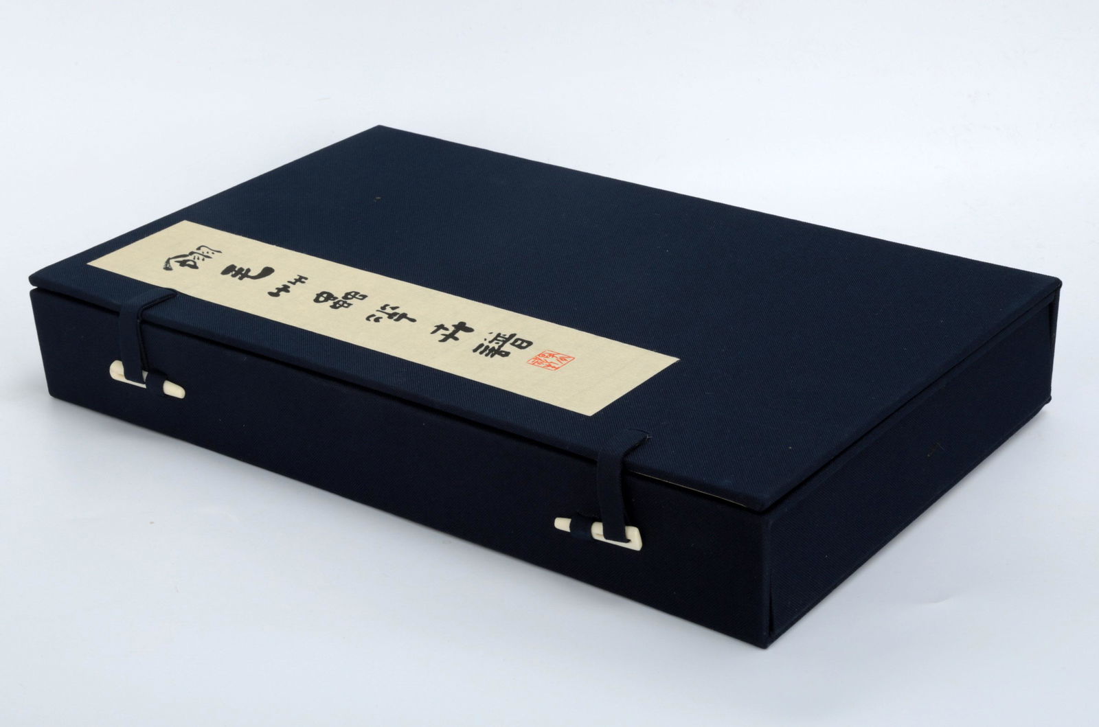 (2) A SET OF TWO CHINESE MULTI-COLORED WOODBLOCK: (2) A SET OF TWO CHINESE MULTI-COLORED WOODBLOCK PRINTING PICTURE BOOKS: BASED ON 'COLLECTION OF QING DYNASTY QING ZAI TANG, BIRD, INSECTS, FLOWERS PAINTINGSâ€™. PACK BY FOLD.HARDCOVER.B013. Chin