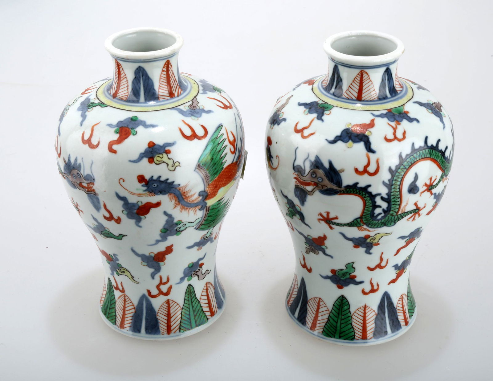 (2)  A PAIR OF MING DYNASTY STYLE WUCAI PORCELAIN (1 of 10)