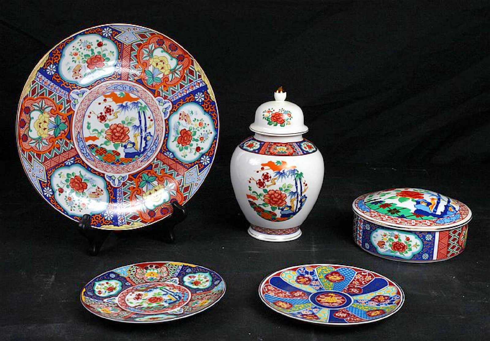 5 PIECE JAPANESE IMARI WARES.: 5 PIECE JAPANESE IMARI WARES. Includes covered ginger jar, covered round dish, two small wall plaque plates and one large plate. Minor wear to edges, otherwise very good condition. Measure: ginger jar