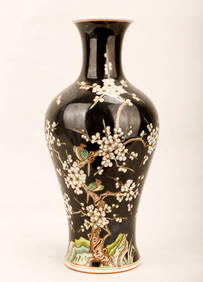 A FAMILLE NOIRE PORCELAIN VASE. THE BASE MARKED WITH QING DYNASTY DA QING KANG XI NIAN ZHI BLUE (1 of 4)