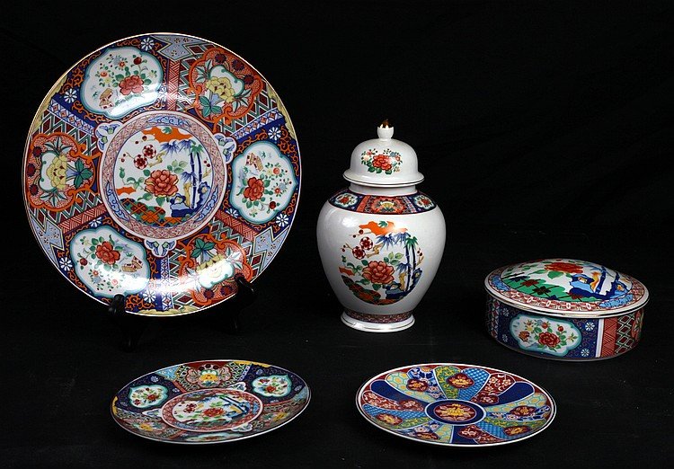 5 PIECE JAPANESE IMARI WARES.: 5 PIECE JAPANESE IMARI WARES. Includes covered ginger jar, covered round dish, two small wall plaque plates and one large plate. Minor wear to edges, otherwise very good condition. Measure: ginger jar