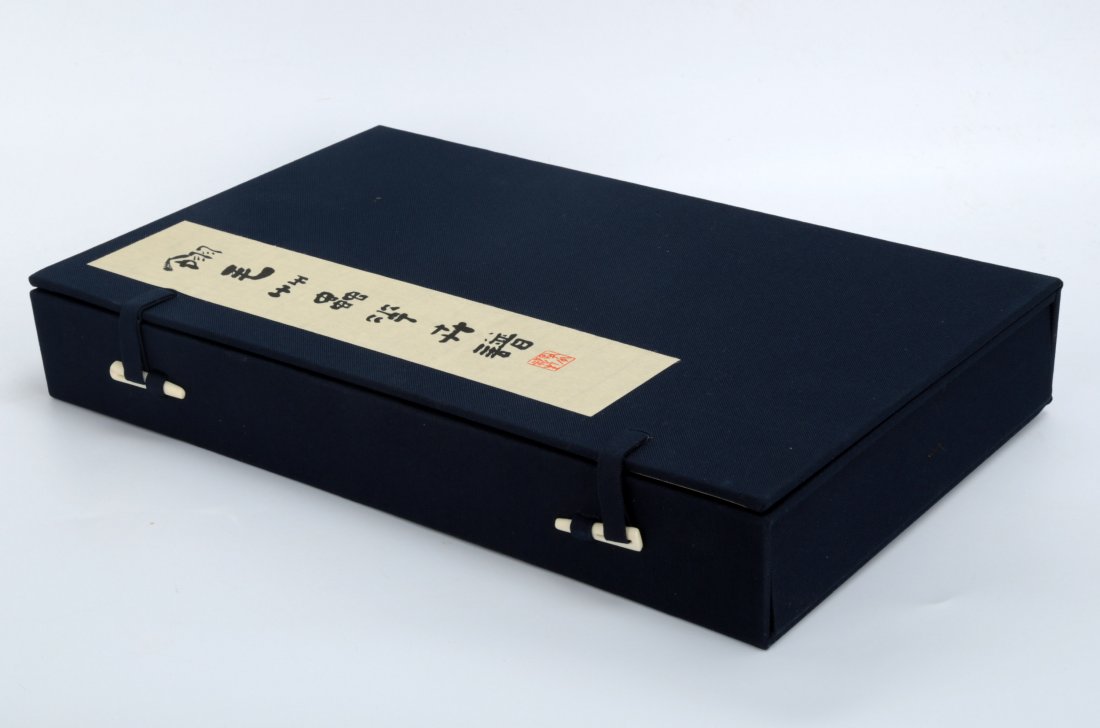 (2) A SET OF TWO CHINESE MULTI-COLORED WOODBLOCK: (2) A SET OF TWO CHINESE MULTI-COLORED WOODBLOCK PRINTING PICTURE BOOKS: BASED ON 'COLLECTION OF QING DYNASTY QING ZAI TANG, BIRD, INSECTS, FLOWERS PAINTINGSâ€™. PACK BY FOLD.HARDCOVER.B013. Chin