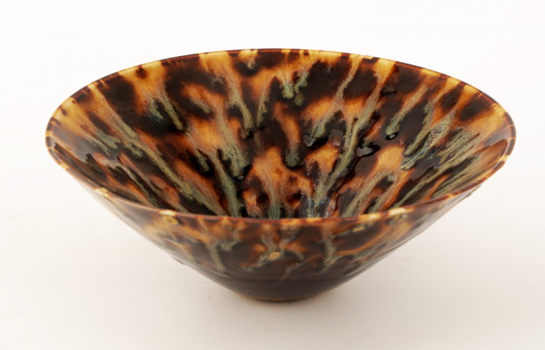 A JIZHOU OBSIDIAN BLACK GLAZE TEA BOWL WITH TIGER SKIN (1 of 8)
