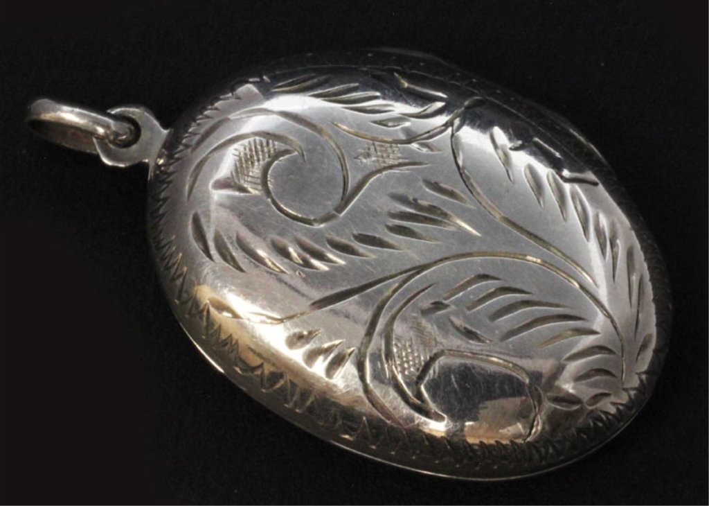 American Silver Double Picture Locket: Est $ 10 - 15 American Silver Double Picture Locket • made circa 1890 • bears the marks: 925 • 1 1/4" in height and weighs 0.235 troy ounces