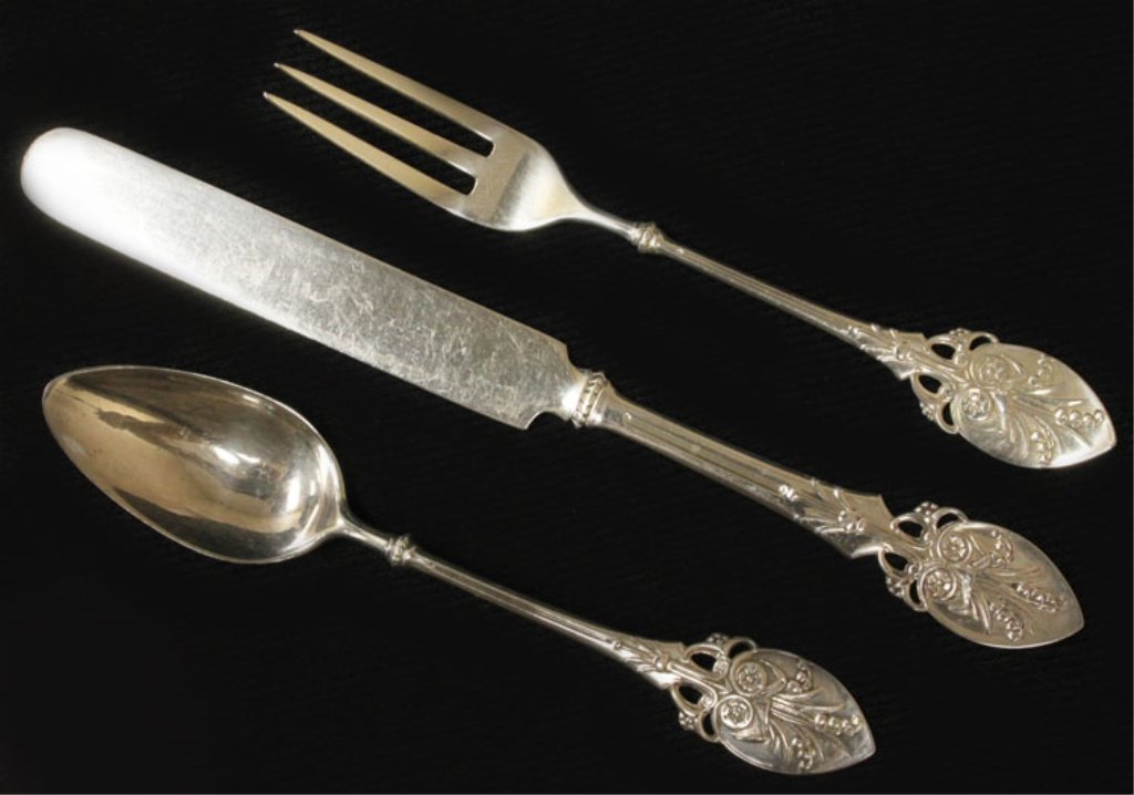 Gorham Silver Lily Pattern Child's Set: Est $ 50 - 80 Gorham Silver Lily Pattern Child's Set • made by Gorham Manufacturing Co of Providence, RI and was designed in 1870 • bears the marks: (lion-anchor-G), STERLING, 88 • 6 3/4" in len