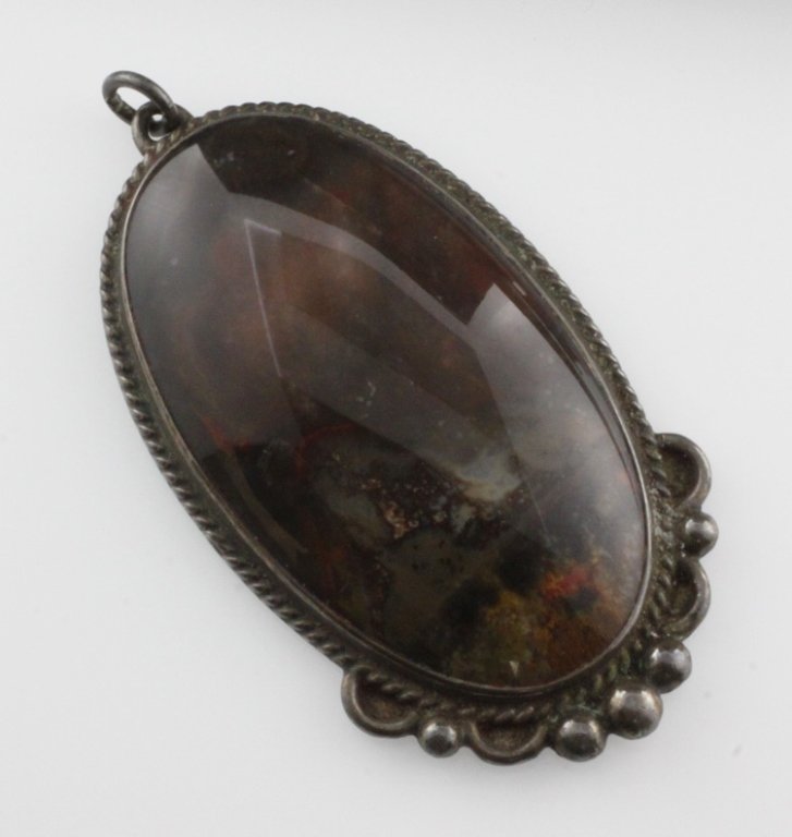 Vintage Sterling Pendant with Agate Gem: Est. $50 - 100 Vintage Sterling Pendant with Agate Gem. Weight is approx. 16.53 grams. Stone Agate Oval Cabachon 1 1/2 X 5/8 inch. Estate piece.