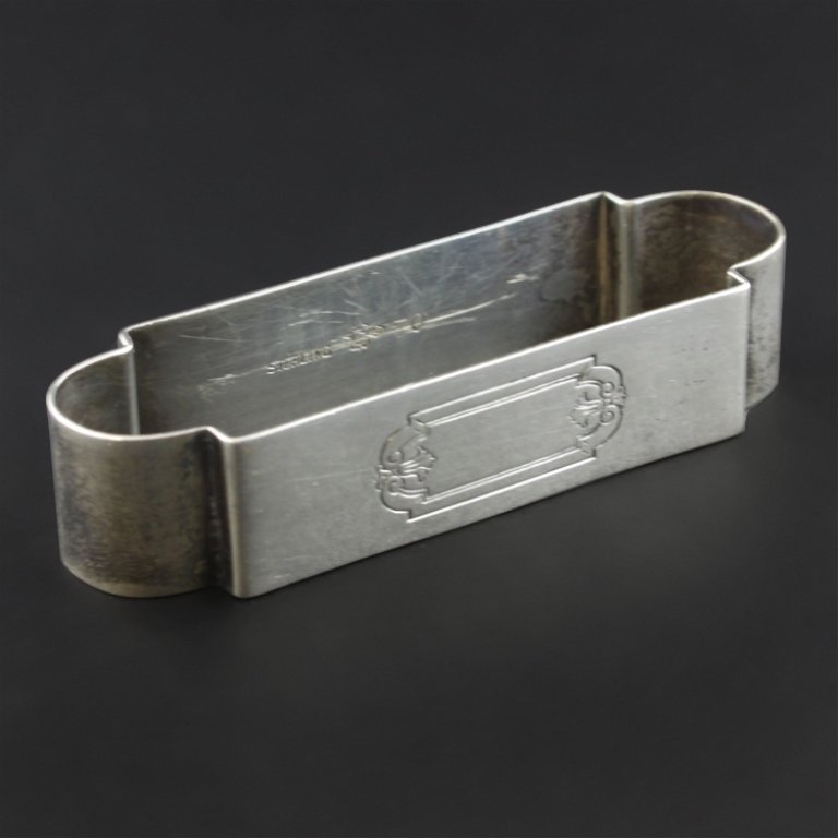 Flat Sterling Napkin Ring: Est. $ 30 - 45 Flat Sterling Napkin Ring Measures 2.75" wide. Weighs .52 ozt. Marked Sterling, Anchor, Co 70.