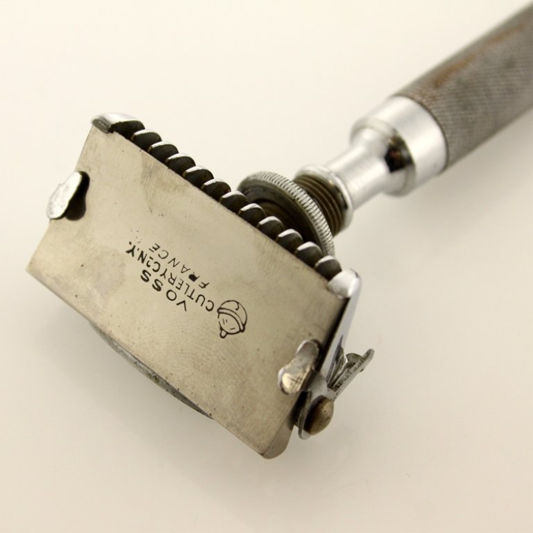 Voss Cutlery Razor: Est. $ 30 - 50 Voss Cutlery Razor Good condition razor and blade.