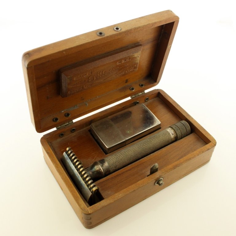 Gillette Wooden Box Razor Set: Est. $ 45 - 60 Gillette Wooden Box Razor Set Comes with razor and blade box. Good condition case. Minor loss to finish on top of box. Latch works.