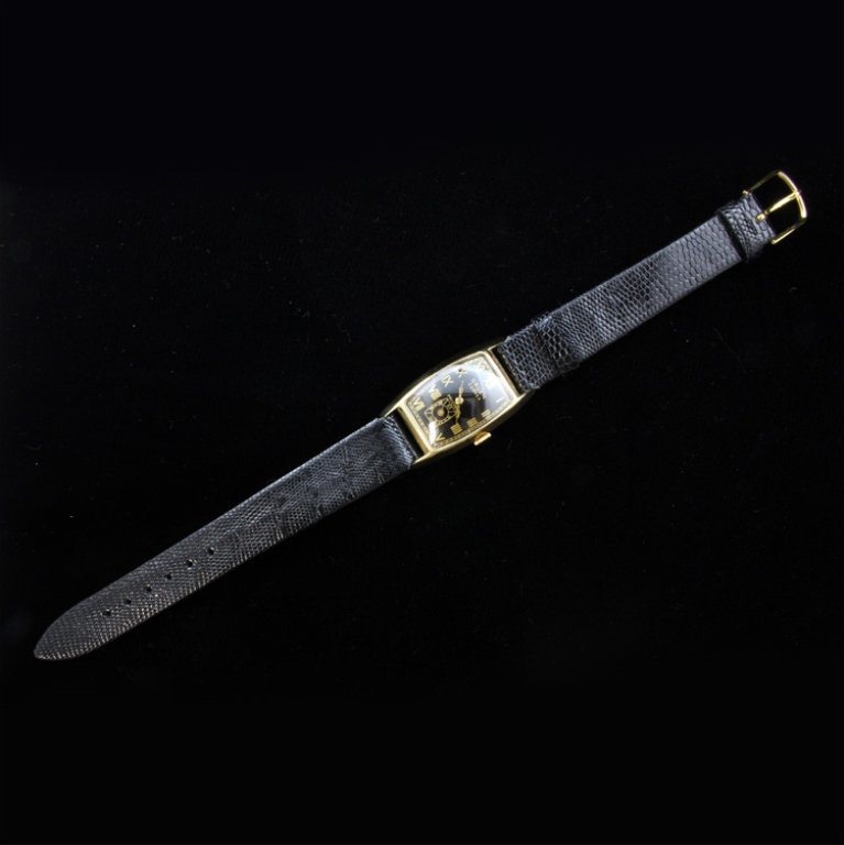 Vintage Men's Gruen Curvex 14k Yellow Gold Watch: Est. $ 500 - 1000. Vintage Men's Gruen Curvex 14k Yellow Gold Watch. 14kyg case. Manual movement with 17 jewels. Black dial with gold Roman numerals. Good condition. Black lizard band. 1 X 1 1/2".