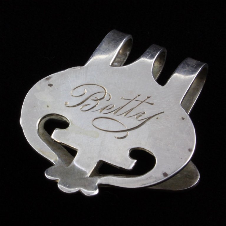 Rogers Lunt & Bowlen Napkin Clip: Est $ 50-90 Stelring napkin clip made by the Lunt Silversmiths