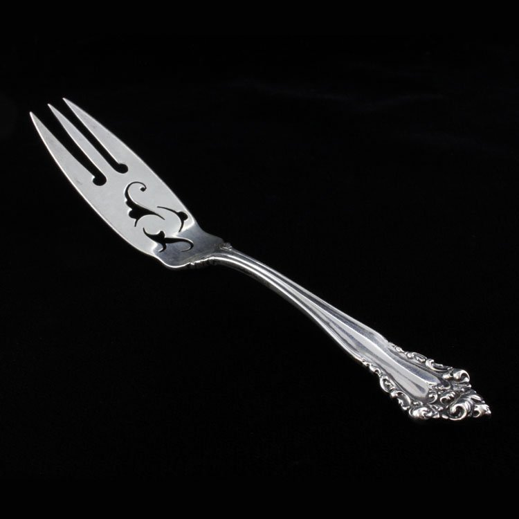 La Splendide Reed & Barton Lemon Fork: Est $ 60-120 Sterling pierced lemon fork made by Reed & Barton with the 1902 La Splendide pattern designed by Charles A. Bennett. The fork measures 5" long x 3/4" wide and weighs .51 ozt.
