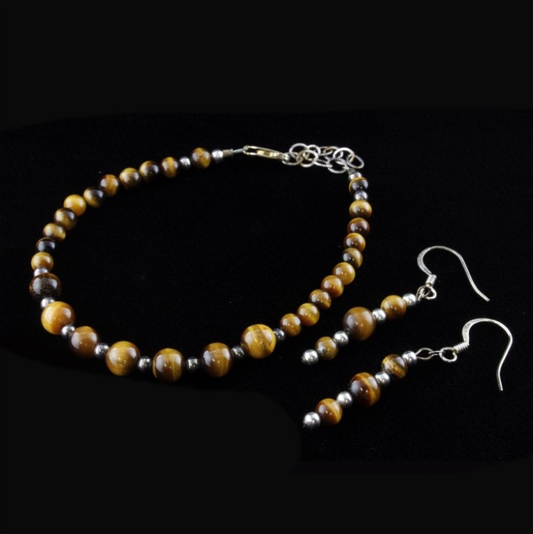 Cats Eye Chrysoberyl Bracelet & Earrings Set: Est. $50 - 90 Cats Eye Chrysoberyl Bracelet & Earrings Set in Sterling 7.7 gr tw. Consists of cats eye and silver beads. Bracelet 8" max length. Dangle style earrings, 1 1/2" in length. Marks: 925.