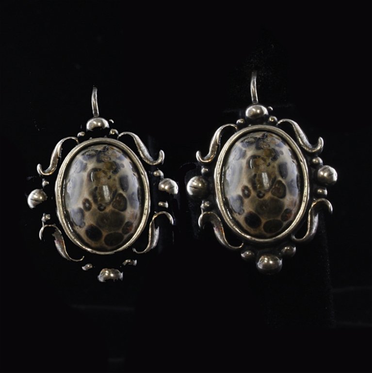 Agate Gemstone Dangle Earrings in Sterling: Est. $40 - 90 Agate Gemstone Dangle Earrings in Sterling 7.80 gr tw. Gemstones: (2) brown & tan agate oval cabachon. 14 x 10mm each approx. Dangle style. Marks: 925, (m).
