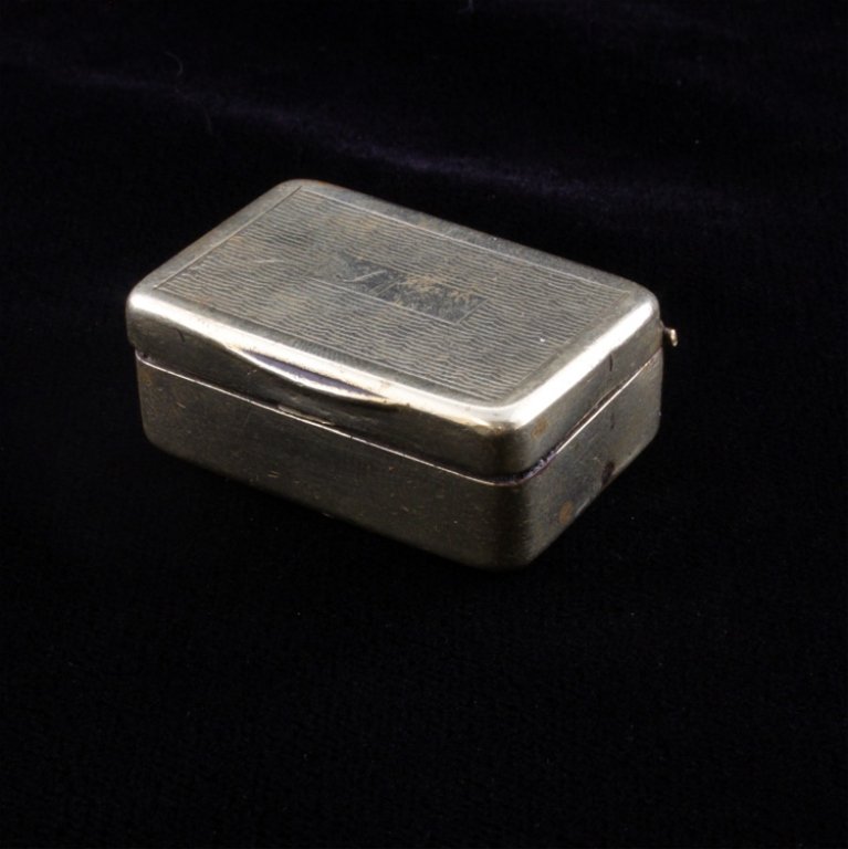 Vintage Guilloche & Gilt Vinaigrette: Est $ 80-160 Mixed Metal Vinaigrette with a pierced interior divider inside. The lid has a guilloche design around an unknown personal monogram. The exterior has a gold tone and the interior is marked
