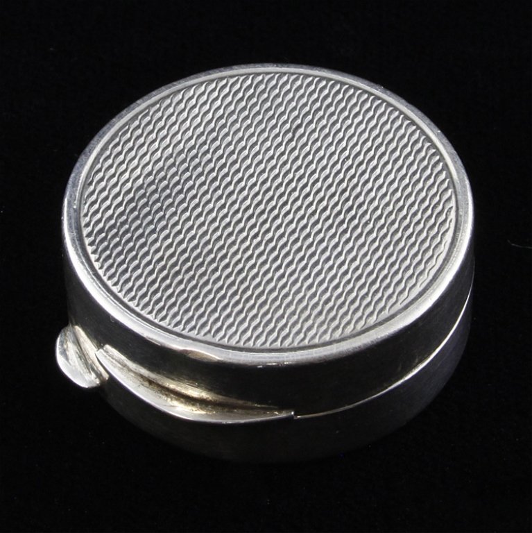 800 Italy Pill Box: Est. $15 - 30 800 Italy Pill Box. Measures 1.25 inches across. Weighs 9.4 grams. Marked Italy, 800.