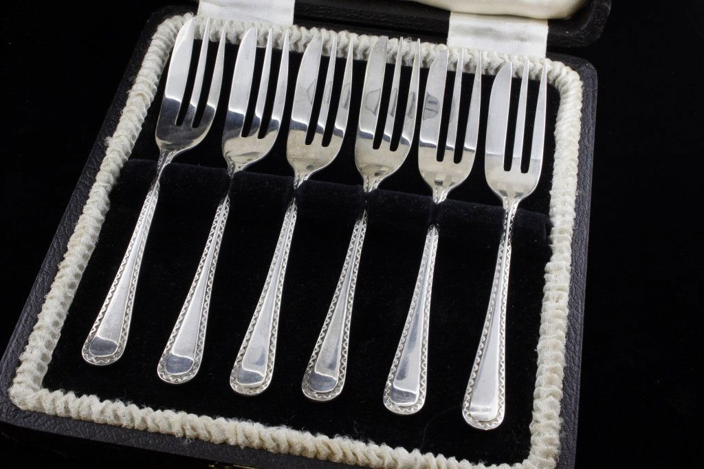 Sterling E. Viners Dessert Fork Set: Est. $120 - 180 Set of 6 dessert forks in the original box all marked "E. Viners, Sheffield, Sterling, 1912". The forks measure 5" long and they weigh a total of 3.16 ozt.