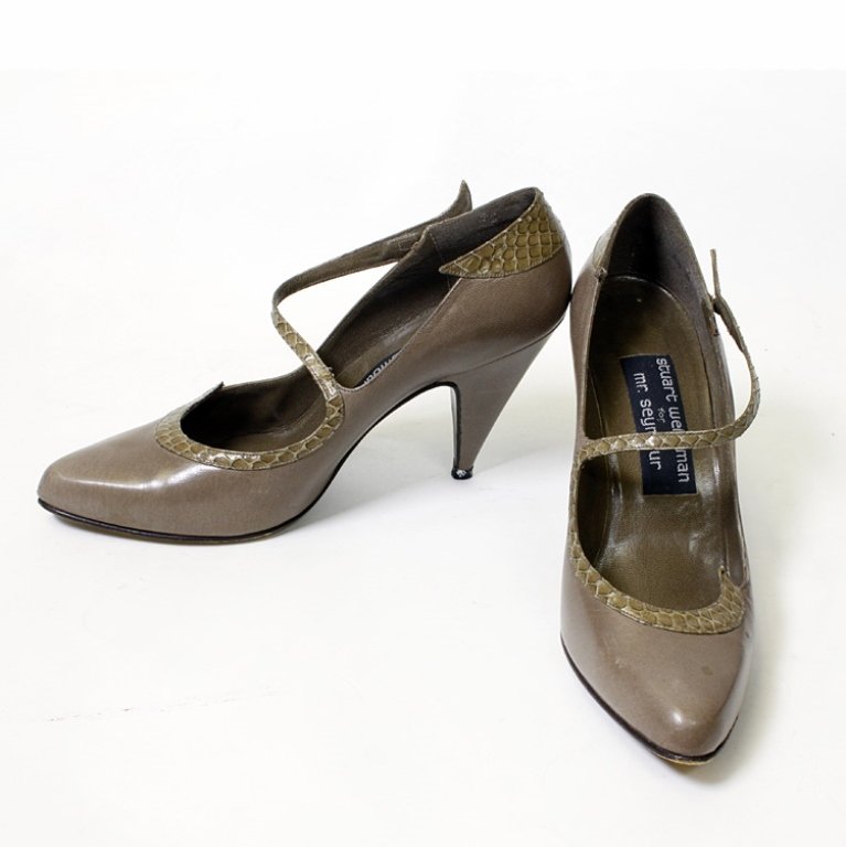 1980s Green Leather Shoes: Est. $20 - 30 1980s Green Leather Shoes. Olive green leather shoes with leather soles snake skin detailing. Marked Stuart Weitzman for Mr. Seymour. 9 3/4" long x 3" tall heel.