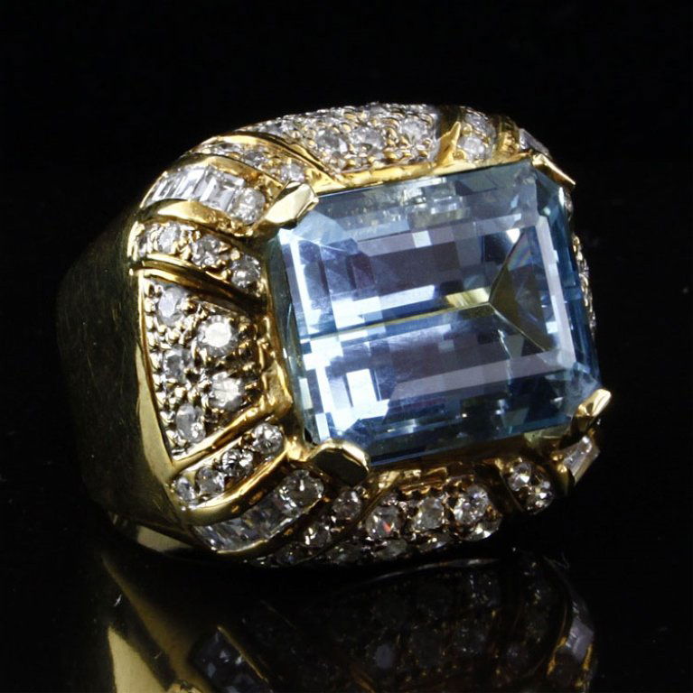 Aquamarine & Dimaond Ring in Yellow Gold: Est. $2500 - 5000 Aquamarine & Dimaond Ring in Yellow Gold. 18kyg. 16.02 graams tw. Gemstone: 11.10ct approx. Aquamarine 12.27 x 15.08 x 8.95mm. Rectangular step cut. Distinct light blue color with go