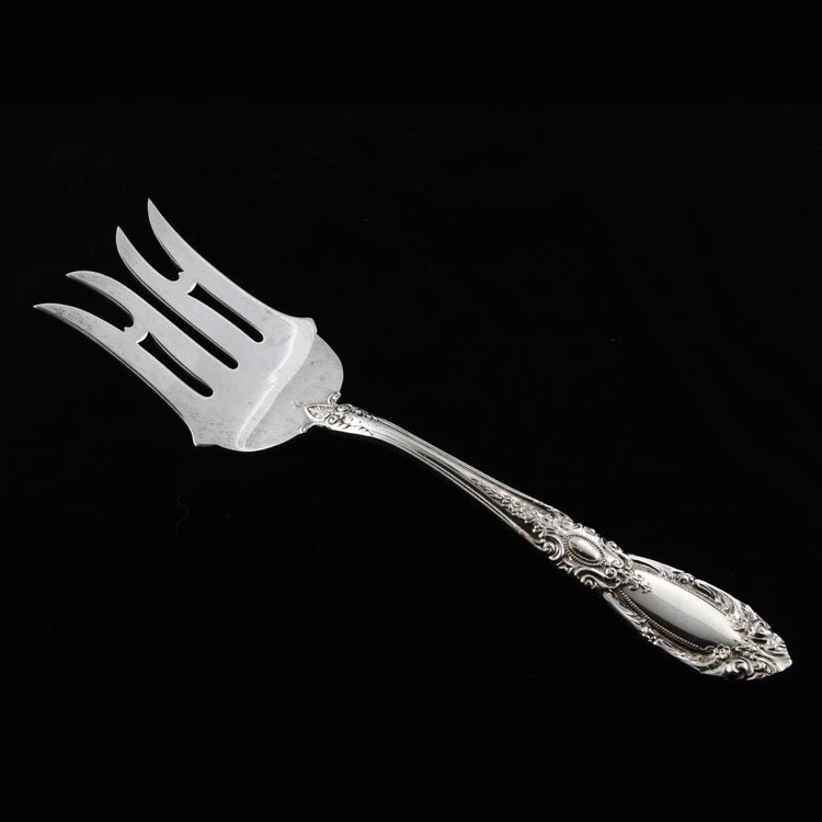 Towle Sterling Silver Serving Fork: Est. $90 - 120 Towle Sterling Silver Serving Fork. Sterling silver serving fork by Towle in the King Richard pattern, no monograms. Measures 8" long. Weighs 2.97 ozt. Marks: Towle makers mark, Towle S