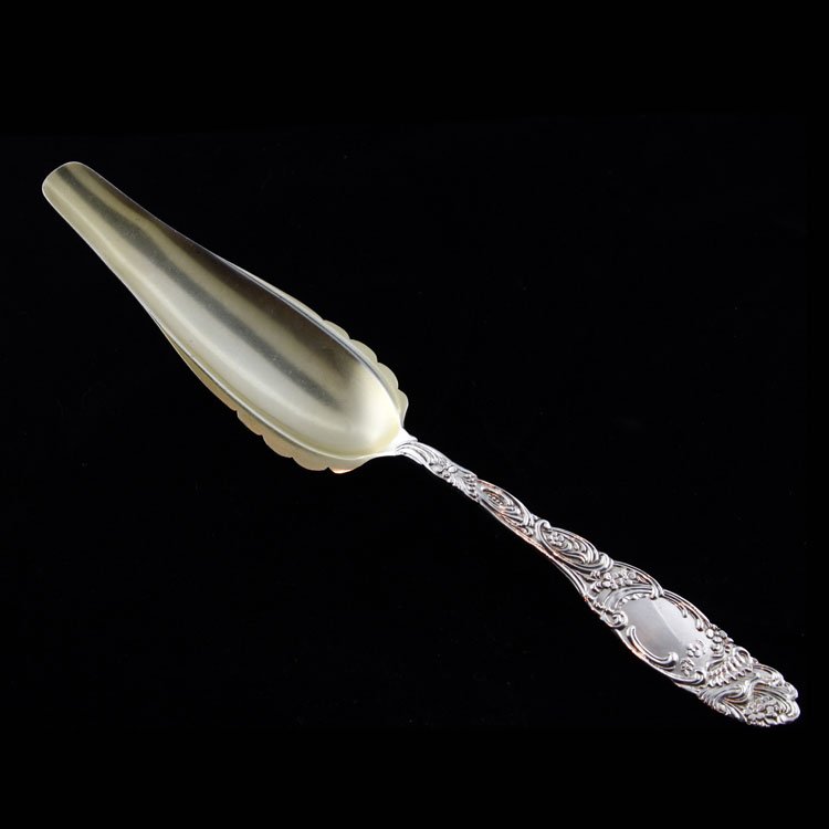 Towle Sterling Large Jelly Knife: Est. $30 - 45 Towle Sterling Large Jelly Knife. Sterling silver large jelly knife by Towle in the Princess pattern. Measures 7 1/8" long. Weighs 1.11ozt. Marks: Towle makers mark, sterling, pat. 1892.