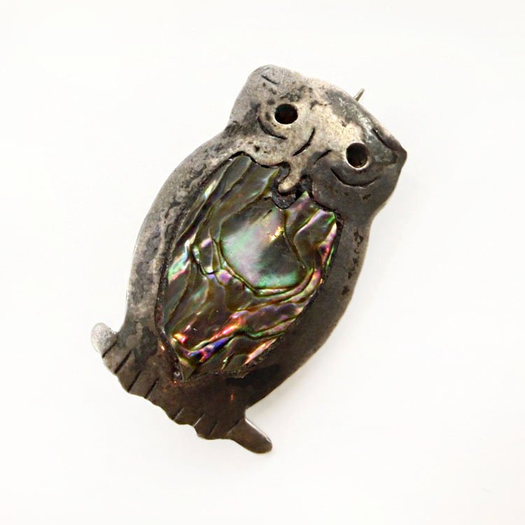 Sterling & Abalone Owl Pin Brooch: Est. $25 - 40 Sterling & Abalone Owl Pin Brooch. 3.0 gr tw. Sterling owl design with inlaid Abalone. 1 x 1/2".