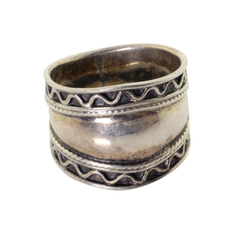 Sterling Fashion Ring: Est. $ 25 - 50 Sterling Fashion Ring. Sterling 4.8gr. Sterling ring 5/8" at widest point. Marked 925. Size 9.