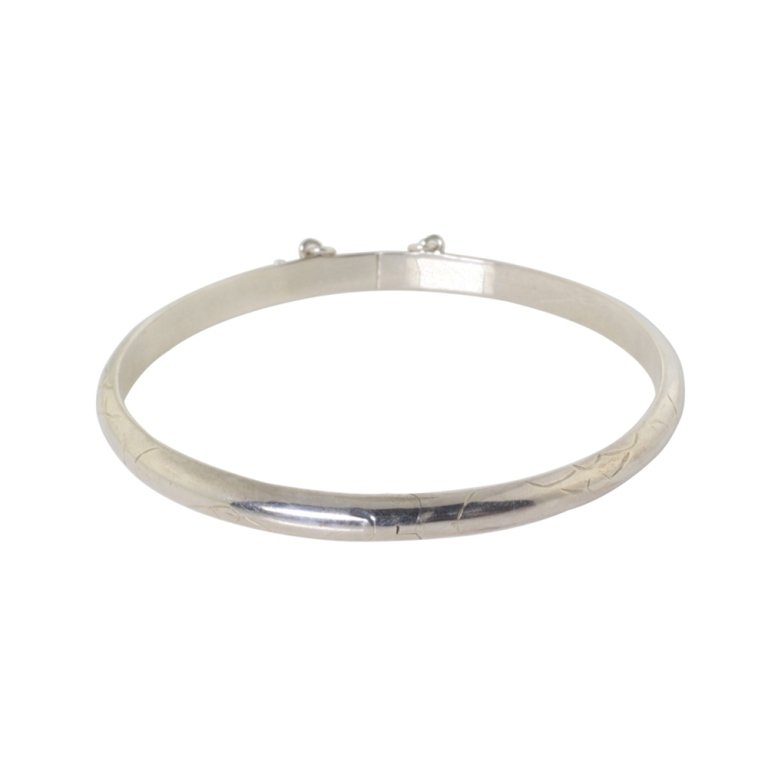 Sterling Hinged Bangle: Est. $ 25 - 35 Sterling Hinged Bangle. Weighs 6.1 grams. Marked 925. Measures 2.375 inches across. Safety chain.