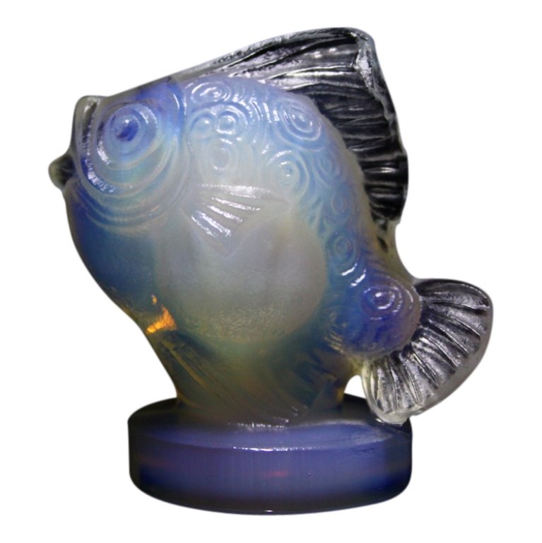 Sabino France Opalescent Glass Fish: Est. $ 100 - 150 Sabino France Opalescent Glass Fish. Opalescent glass fish is 2 X 2 inches and signed Sabino France.