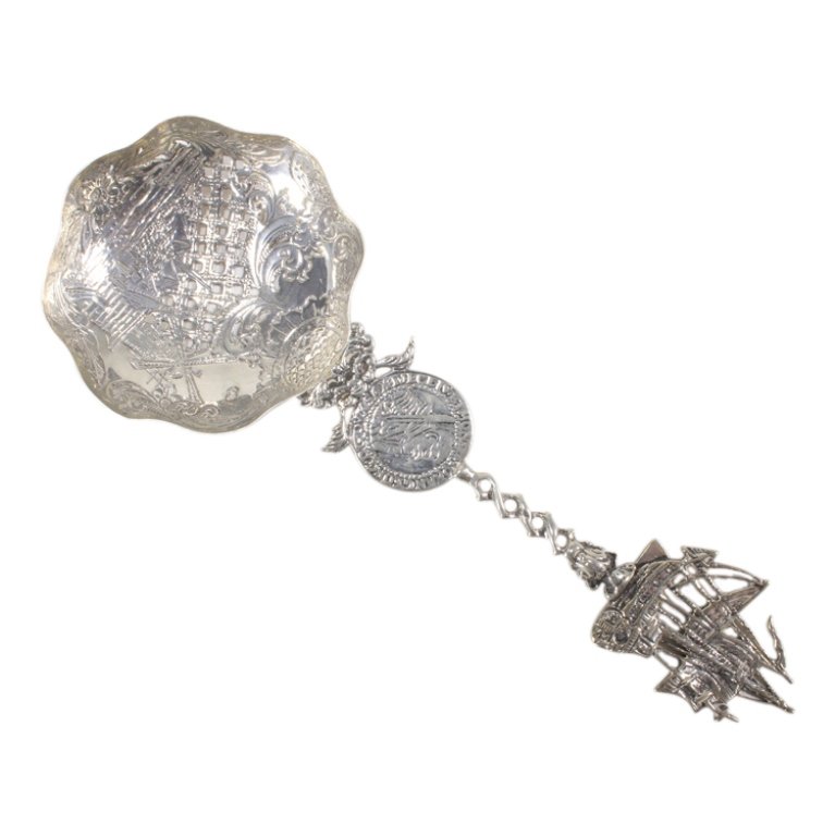 Dutch Figural Tea Strainer (1 of 2)