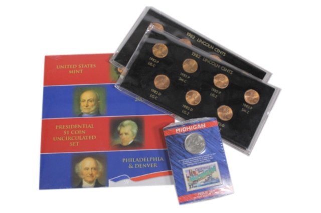 Lot of US Mint Coins & Lincoln Cents: Est $15 - 30 Lot of US Mint Coins & Lincoln Cents. Includes (2) sets of 1982 Lincoln Cents, set of 5 50 State Quarter & stamp (Issue 26) and US Mint 2008 Presidential $1Coin Uncirculated Set P & D.