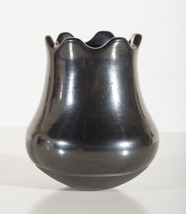 LuAnn Tafoya Black Pot: LuAnn Tafoya (Native American, b. 1938) 'Black Pot' Clay Etched LuAnn Tafoya Santa Clara Pue[blo] NM, base Collection of Jerome and Marcia Selig