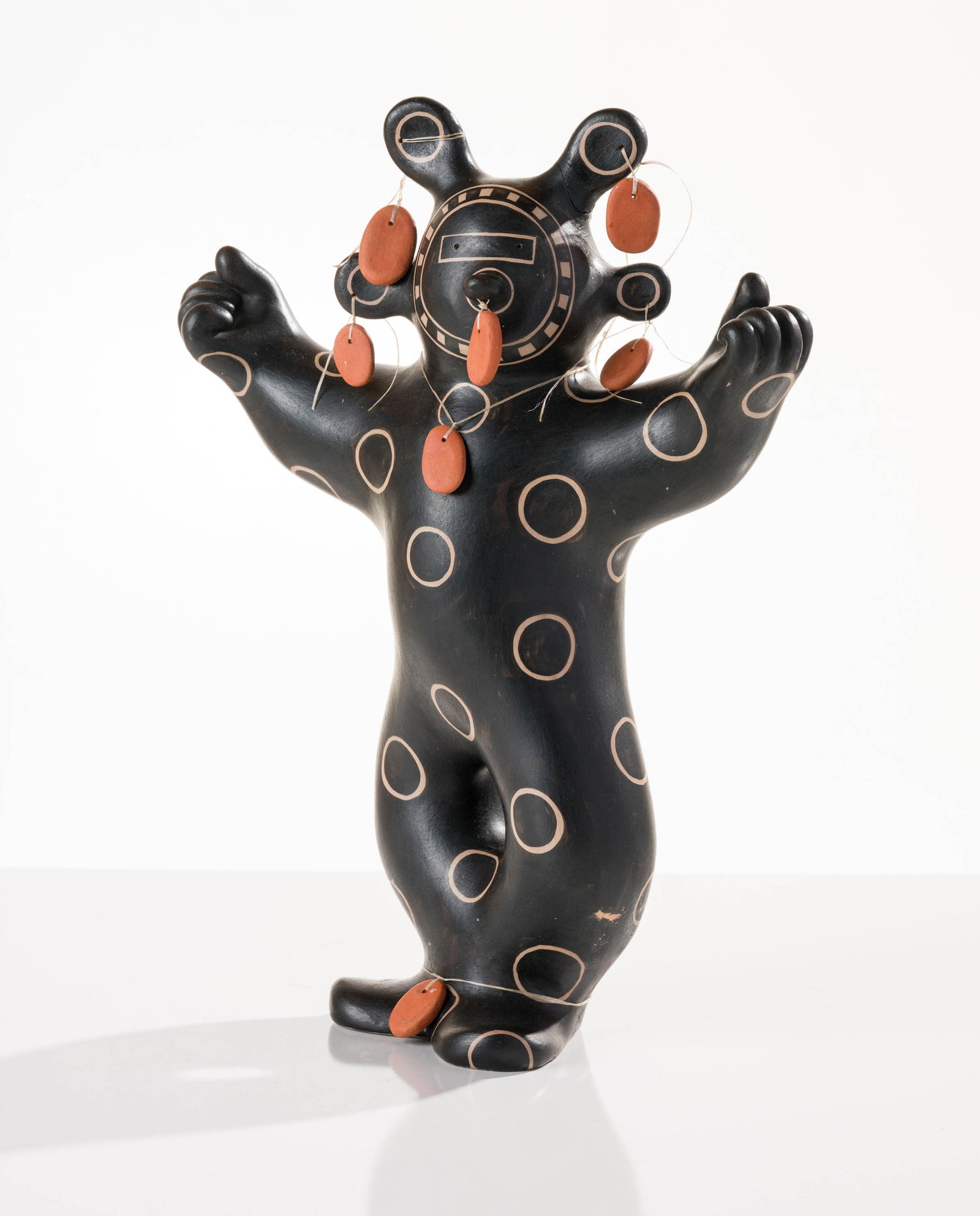 Virgil Ortiz Mudhead Figure, 2004: Virgil Ortiz (Native American, b. 1969) Mudhead Figure, 2004 Earthenware with glaze and fibers 16 x 12.25 x 5.5 (in) Signed and dated Virgil Ortiz 04, bottom Lot includes a metal display stand.