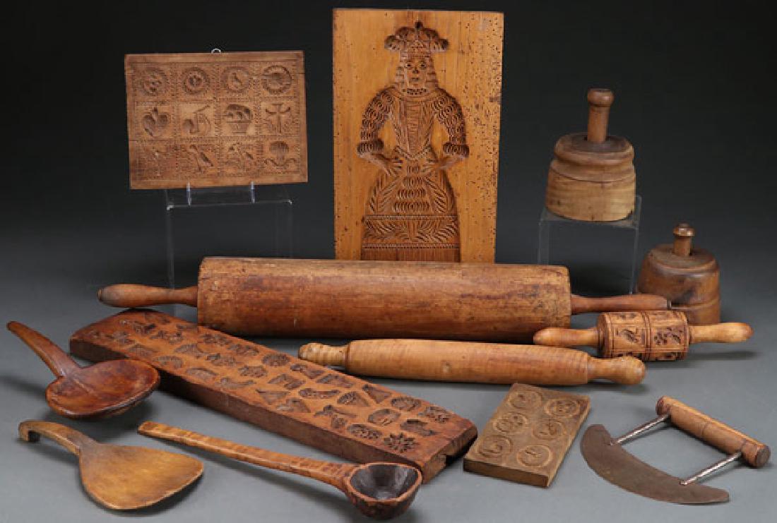 19TH CENTURY WOODEN KITCHEN UTENSILS: A COLLECTION OF 19TH/EARLY 20TH CENTURY WOODEN KITCHEN UTENSILS. Thirteen pieces comprising a large rolling pin, a pastry pin, butter molds with carved rosettes and carved pineapple butter paddles an