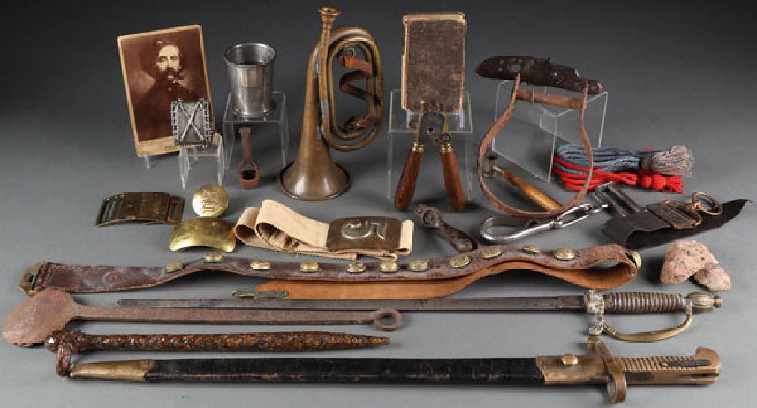 A GROUP OF 20 CIVIL WAR RELATED ITEMS, CIRCA 1860: A GROUP OF 20 CIVIL WAR RELATED ITEMS, CIRCA 1860 AND LATER. Comprising a good Government issued cavalry carbine snap hook, two wool hardy hat cords, one blue, one red, a U.S. partial lock plate for a