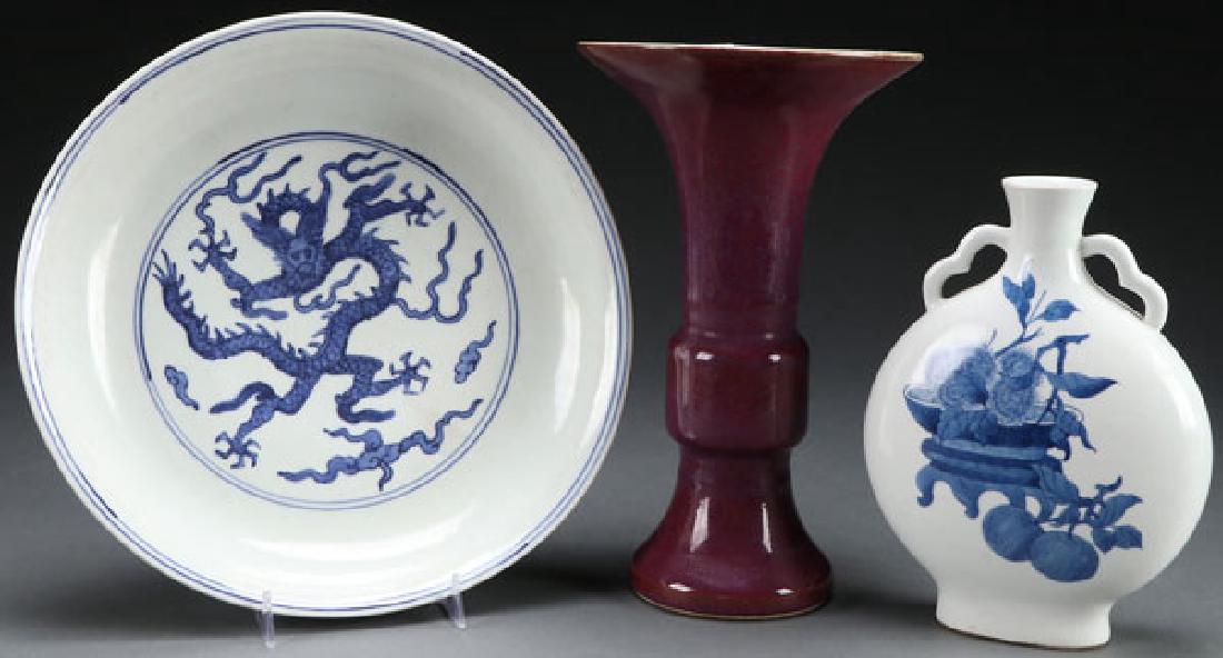 A THREE PIECE GROUP OF CHINESE PORCELAIN (1 of 10)