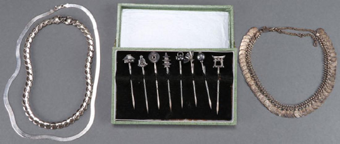 A COLLECTION OF SILVER JEWELRY AND ORNAMENTS (1 of 1)
